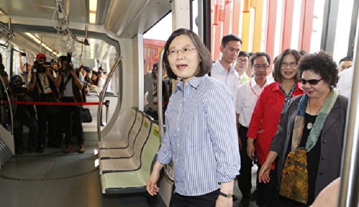 高雄輕軌初體驗 蔡英文：宛如水岸移動風景線(中央社0421)