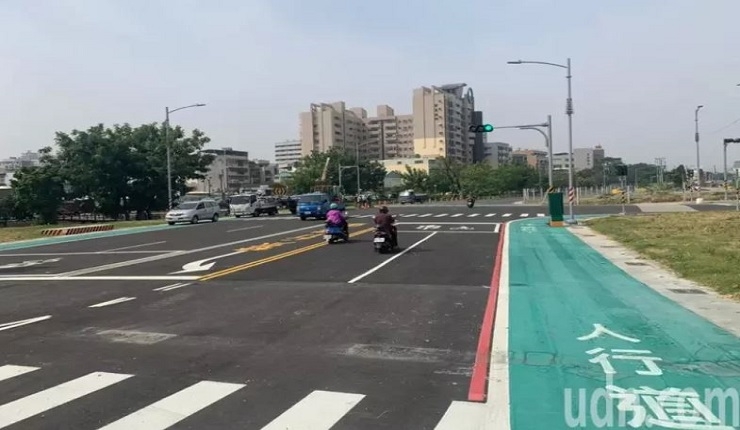 高雄85期重劃區鳳山博愛路與曹公路段 今天通了 (聯合報1021)